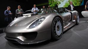 Porsche je v Ženevi predstavil zelenega športnika 918 spyder. (Foto: Gregor Preb