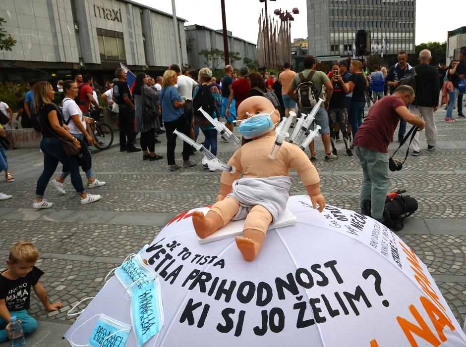 protest pred DZ | Avtor: zurnal24.si