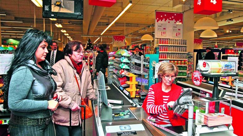 ljubljana 08.12.08 ljudje, blagajna, otvoritev Mercator Hipermarket Smartinska; 
