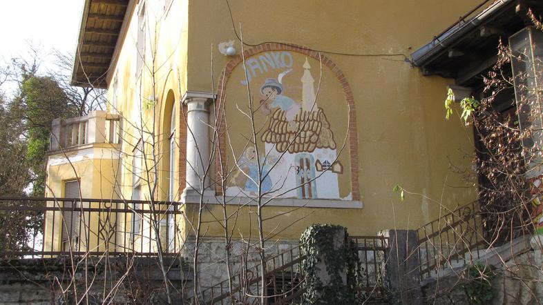 Vila sredi mesta v lastni mestne občine vidno propada vsem na očeh. (Foto: Polon