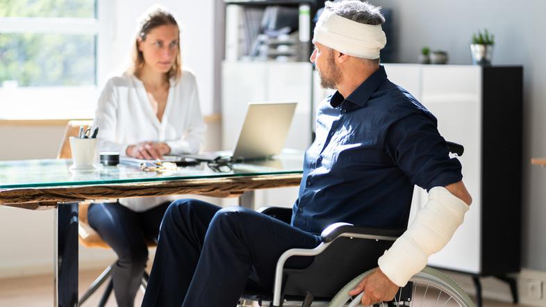 moški poškodba glave poškodba roke pisarna invalidski voziček