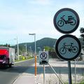 Tisti kolesarji, ki nočejo kršiti predpisov, si  morajo sredi Savske ceste svoja