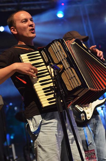 Pisal se je utrgan večer