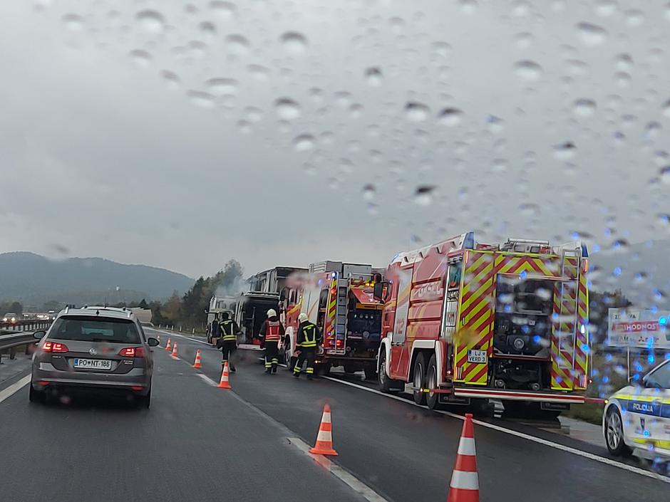 Goreči tovornjak na primorski avtocesti | Avtor: bralka