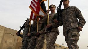 Na ceremoniji ob spustu ameriške zastave v Iraku.