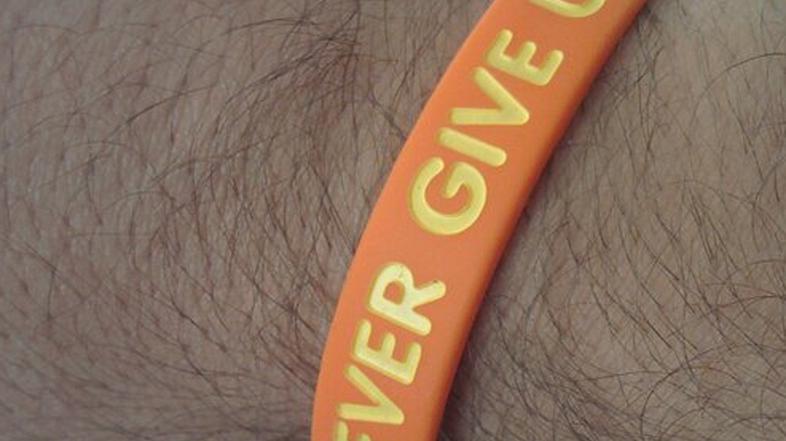 Vsak udeleženec teka bo dobil spominsko zapestnico. (Foto: Facebook/Never Give U