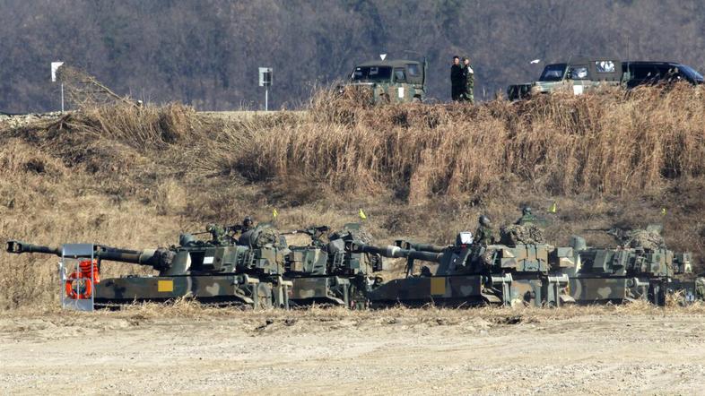 Po poročanju svetovnih medijev so vojaške vaje zajemale obstreljevanje s pravim 