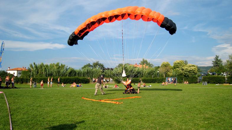 Policistka je v tandemu pristala na plaži v Simonovem zalivu; zaradi hitre izgub