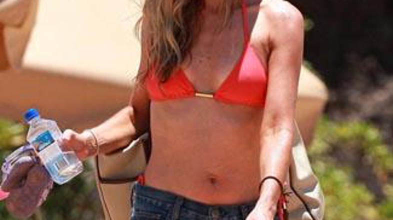 Denise se s svojimi intimnimi prijatelji dobiva v hotelskih sobah.