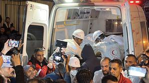 vozilo Rdečega polmeseca je pripeljalo trupla zdravnikov žrtev napada v Rafi