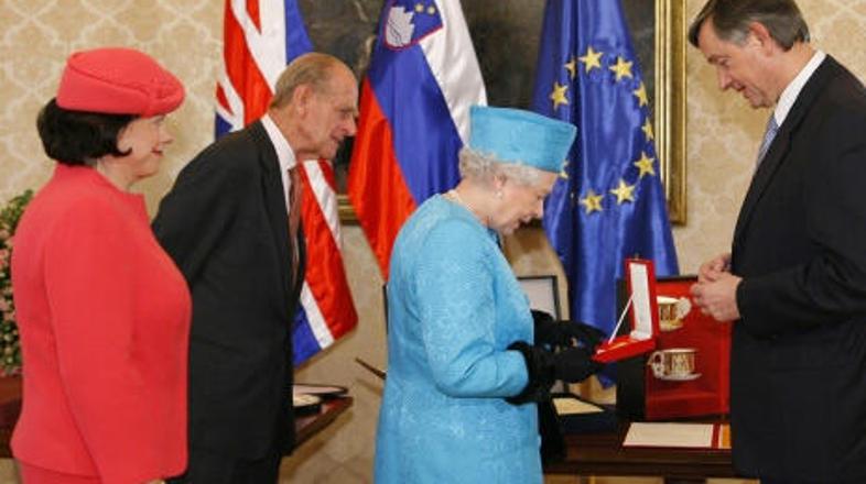 Predsednik republike je kraljico odlikoval z redom za izredne zasluge.