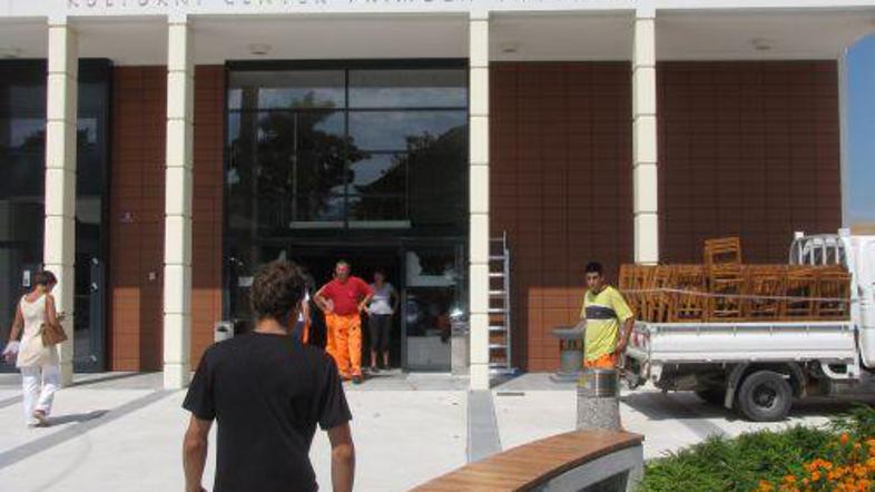 Pred slovesnim odprtjem Kulturnega centra Primoža Trubarja je včeraj mojstrov, k