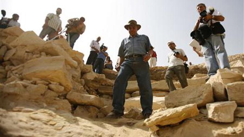 Arheolog Zahi Hawass je dejal, da naj bi piramida, od katere so ostali le temelj