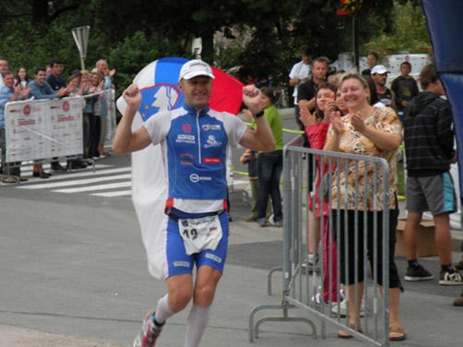 Peter Sajovec je v cilj ponosno pritekel s slovensko zastavo.