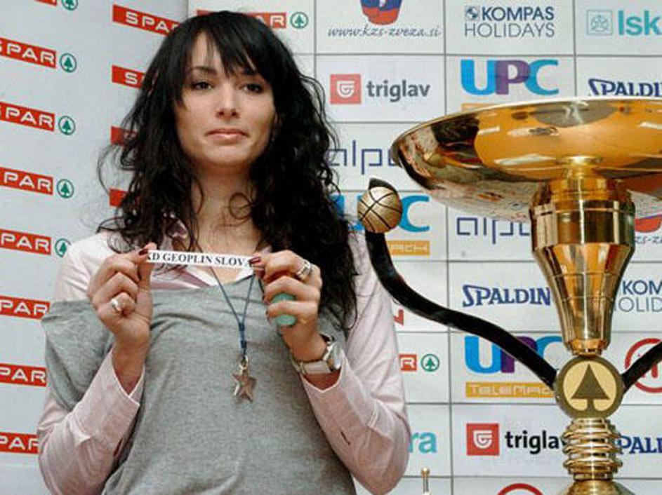 Zmajčica Zoja Trobec je aktualnim pokalnim zmagovalcem Heliosu za nasprotnika v 
