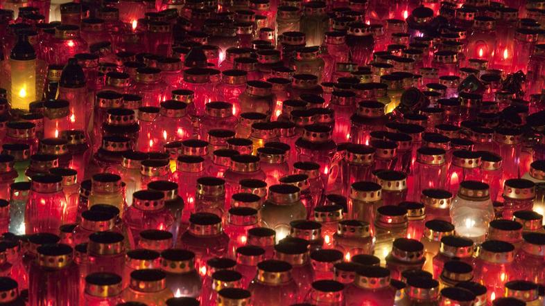 Ker so odpadne nagrobne sveče lahko onesnažene z nečistočami, je postopek predel