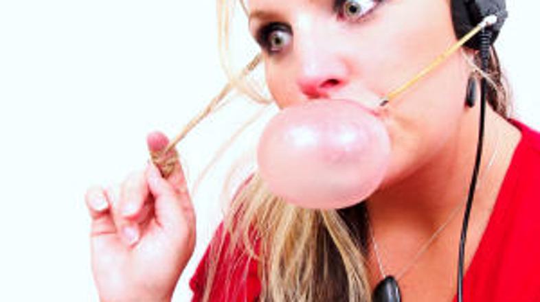 Bi vas njeno pokanje balončkov spravilo ob živce?