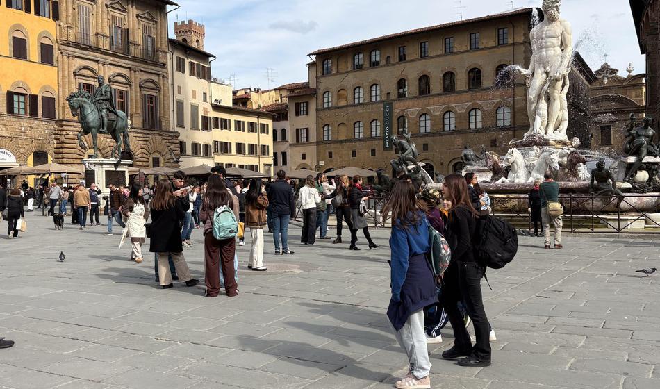 Prebivalci v paniki stekli na ulice