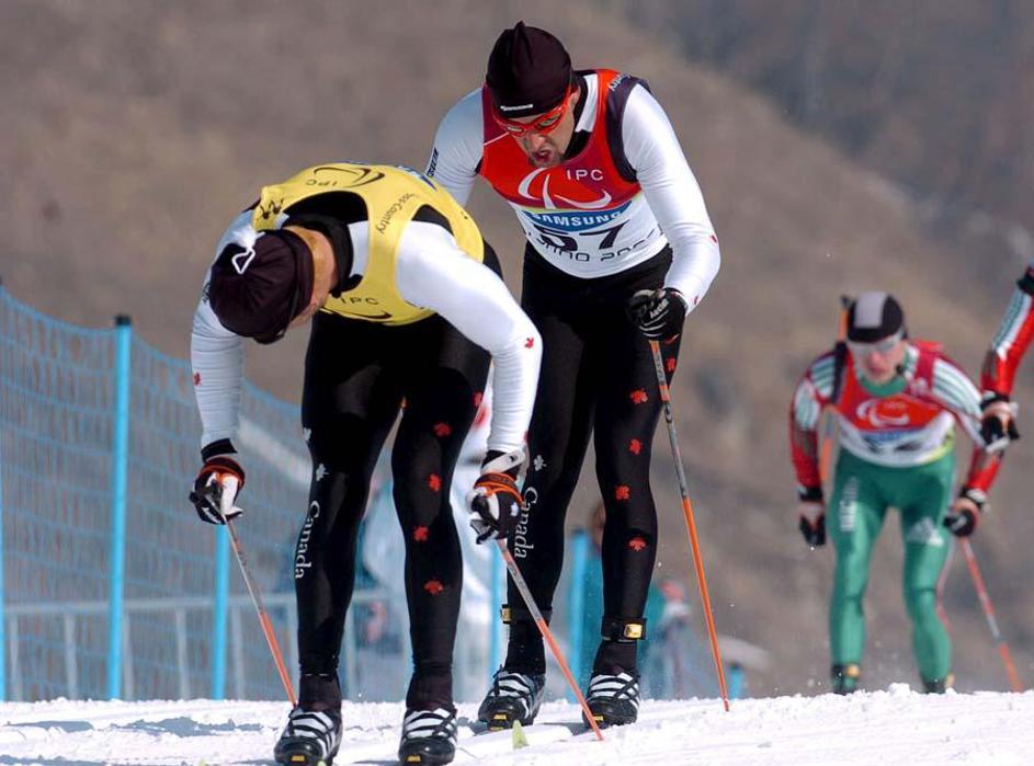 Brian McKeever (številka 57) med nastopom na paraolimpijskih igrah. (Foto: EPA)