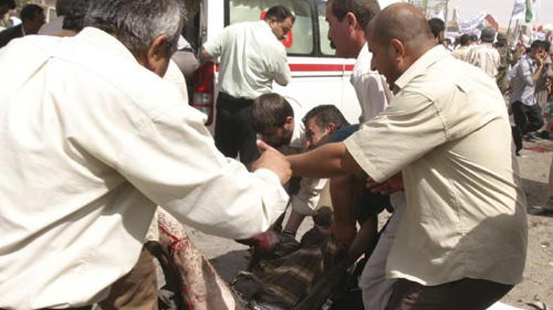 V eksplozijah, ki sta odjeknili v Bagdadu v bližini vladnih poslopij, je bilo po