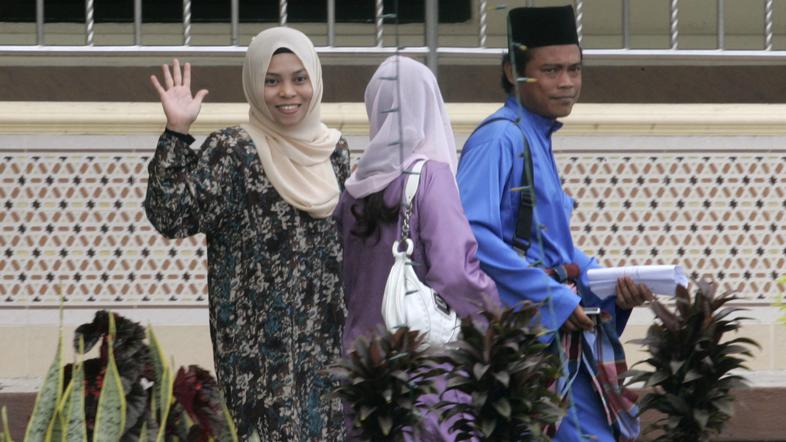 Kartiko z družino po razglasitvi nove sodbe. (Foto: Reuters)