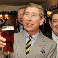 Princ Charles tudi sam rad nagne vrček piva.