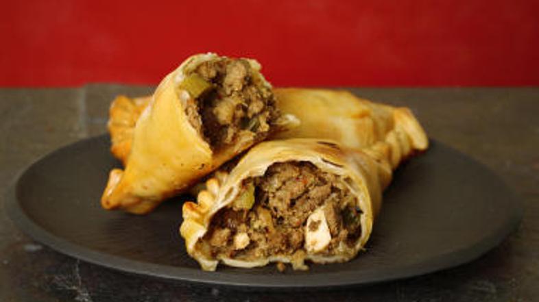 Empanade lahko postrežete tople ali hladne.