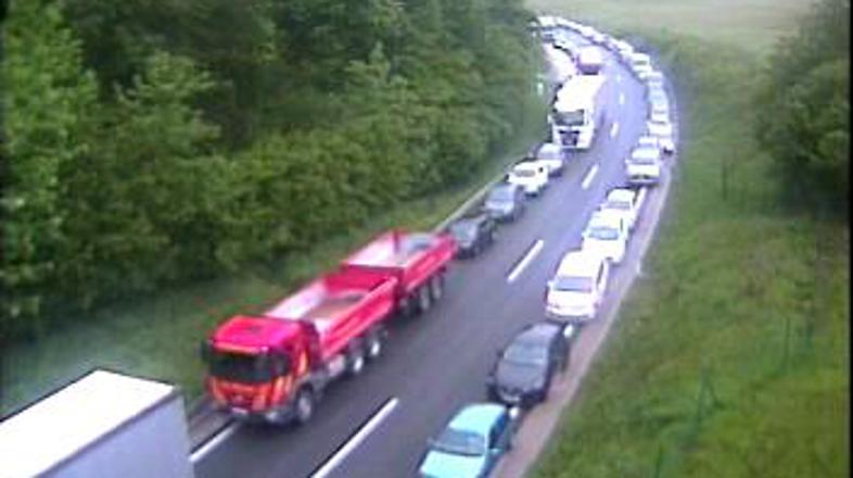 Zastoj na avtocesti zaradi prometne nesreče