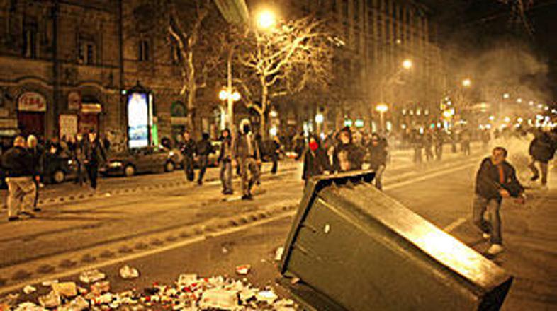 Policisti niso uspeli zadušiti izgrede divjih protestnikov.