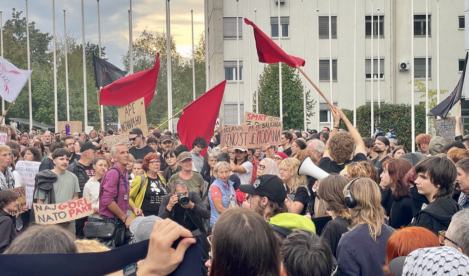 Protestniki so se zbrali pred veleposlaništvom: "Teroristi, tiranisti!