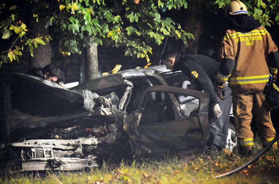 Voznik je v škarje prehiteval pred seboj vozečo kolono vozil in na nasprotnem pa