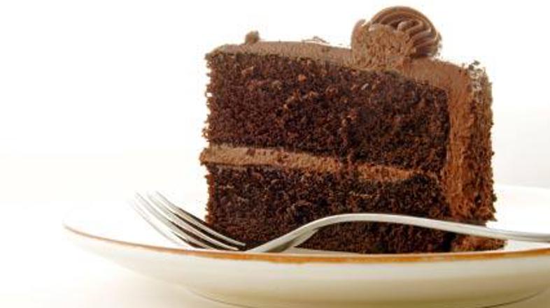 Želel je košček torte, dobil je nož v roko.