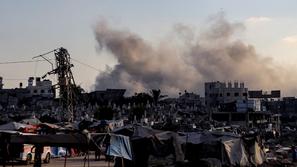 Izrael nadaljuje z napadi na Gazo