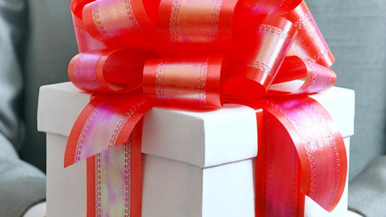 Ne pretiravajte s prevelikimi darili, ampak sodelavcem namenite drobna darilca. 