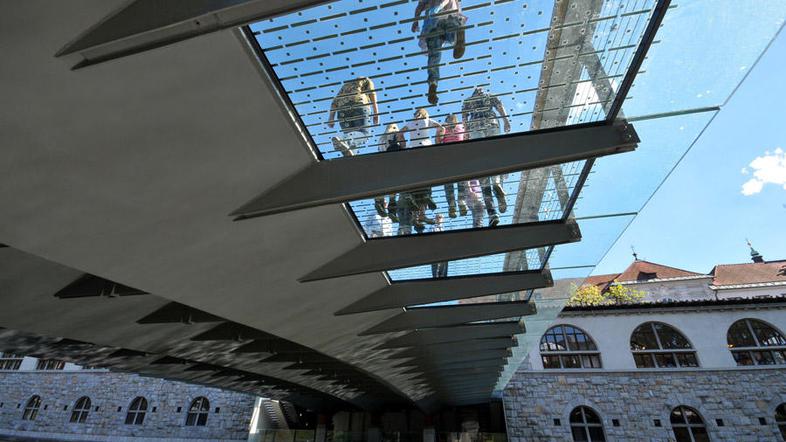 Kljub težavam bo steklo na mostu ostalo, pred poledico pa ga bodo varovali s pos