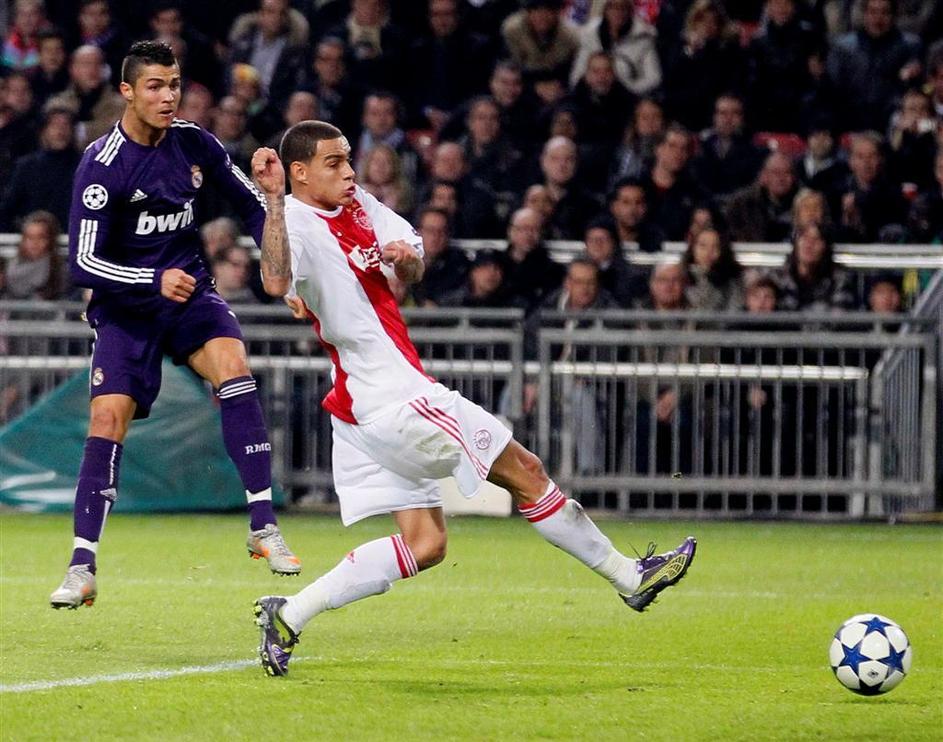 (Ajax - Real Madrid) Cristiano Ronaldo in Gregory van der Wiel