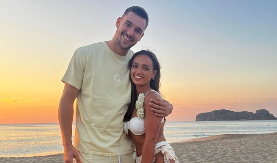 Ulala, ste videli postavnega očeta Kaje Casar? Komentatorke so na nogah!