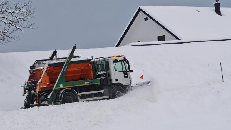 Sneg, plug, zasnežena cesta