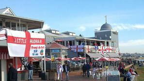 V Port Elizabethu je skoraj vse v belo-rdečih barvah Anglije. (Foto: NZS)