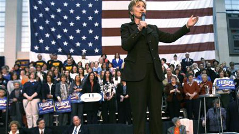 Demokratska predsedniška kandidatka senatorka Hillary Clinton nagovarja svoje pr