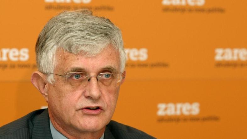 Poslanci razmišljajo, kako bi kaznovali nestrpne kolege. 