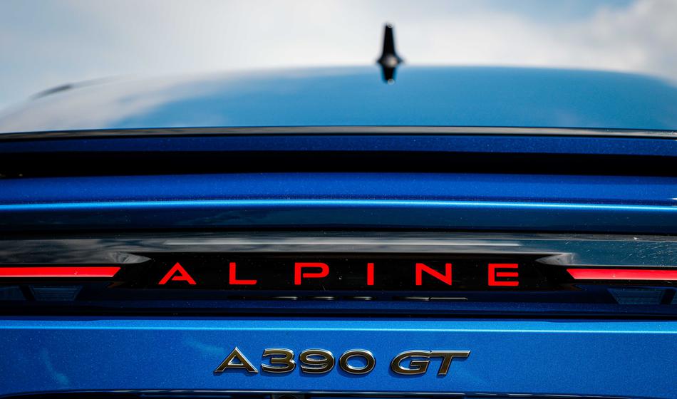 Alpine k nam pripeljala cenejšo alternativo porcheju macanu