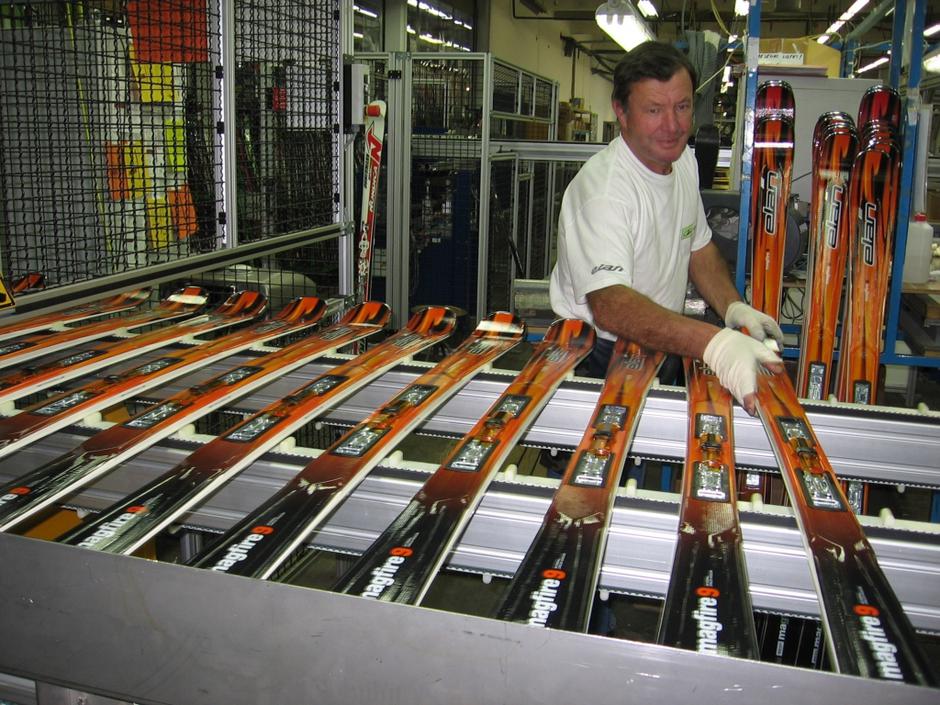 gorenjska11.12.08..Begunje.. Elan.. proizvodnja smuci.. foto: Renata skrjanc... | Avtor: Renata Škrjanc