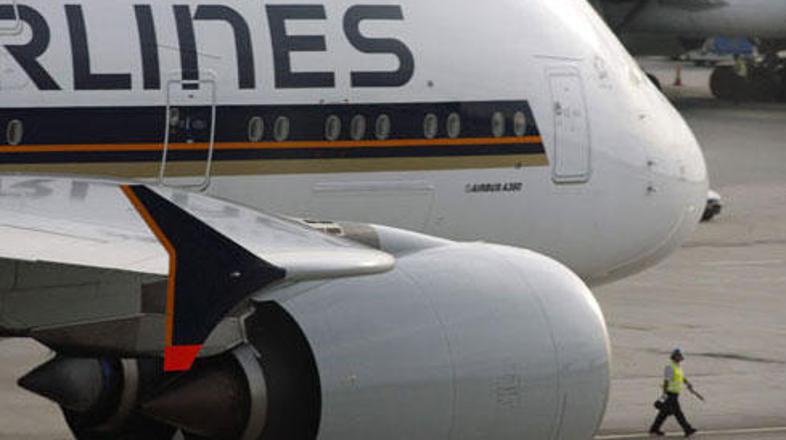 Mlajši moški je na krovu letala Airbus 330 odvrgel petarde in pri tem poškodoval