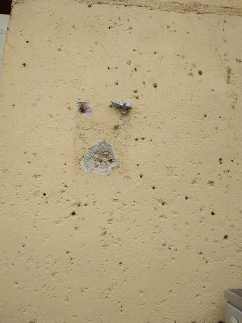 To je ostalo od plošče na Rupi pri Kranju, postavljene v spomin na tajno skladišče orožja in streliva v letu 1991.