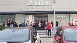 Gneča pred trgovino Zara na črni petek