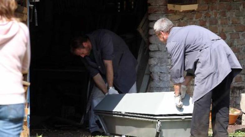 Preiskovalni sodnik je takoj odredil obdukcijo, toda patolog je sporočil, da sta