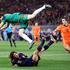 Iker Casillas skače, da bi ujel žogo in preprečil gol v finalu SP.