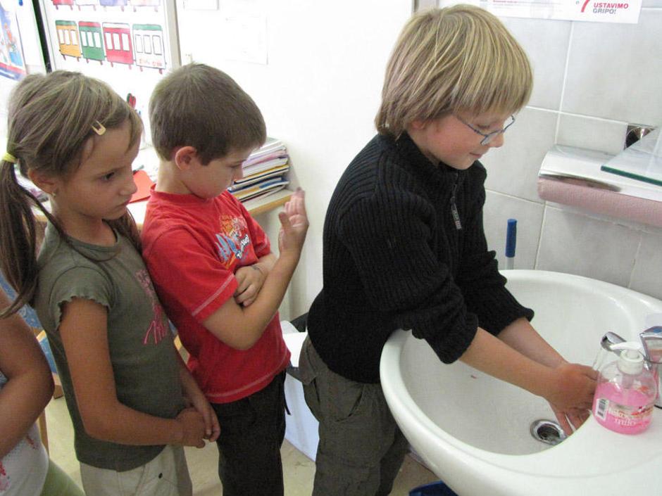 Najpomembnejši ukrep je temeljito umivanje rok. Fotografija je simbolična. (Foto | Avtor: Žurnal24 main