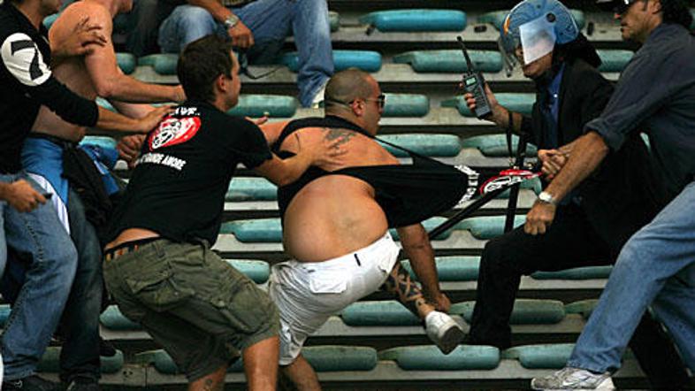 Spopad navijačev in varnostnika na sobotni tekmi med Romo in Juventusom